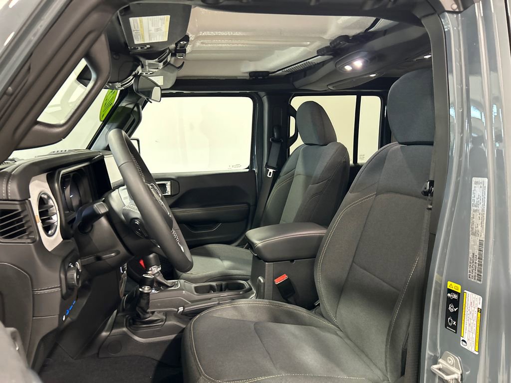 Used 2025 Jeep Wrangler Unlimited Sahara AWD/4WD image 16