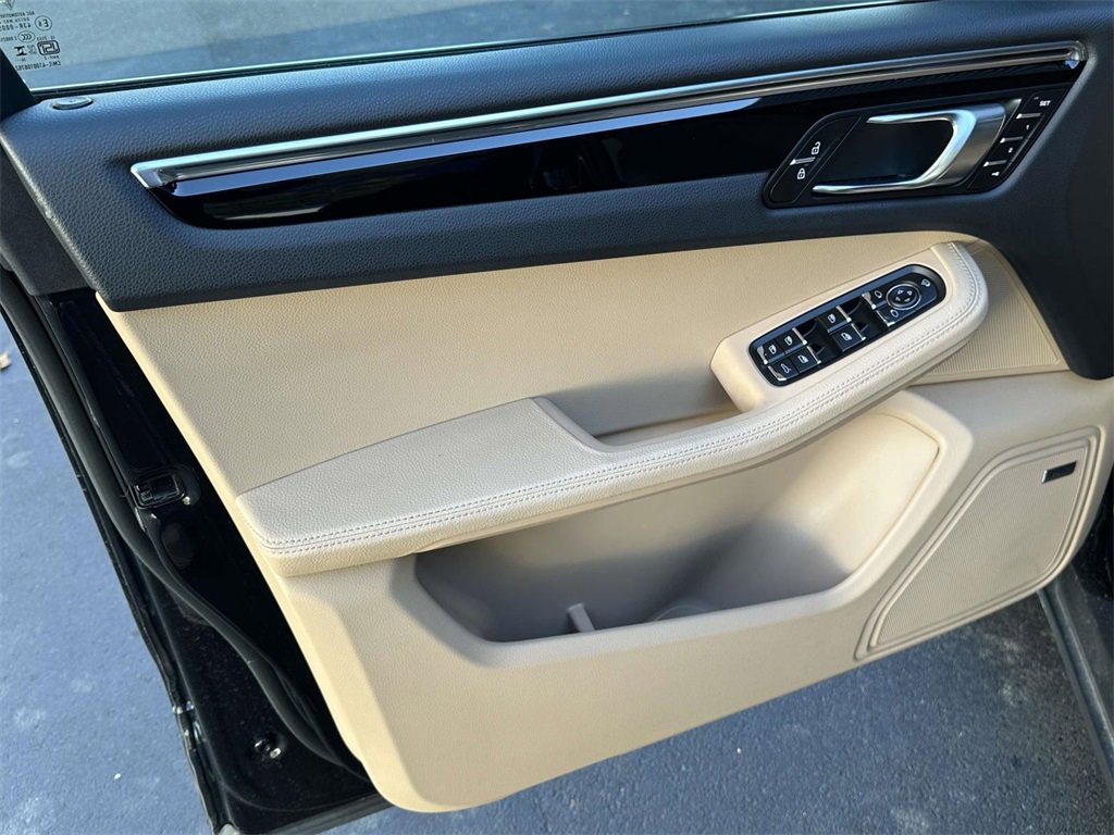 Used 2025 Porsche Macan image 17