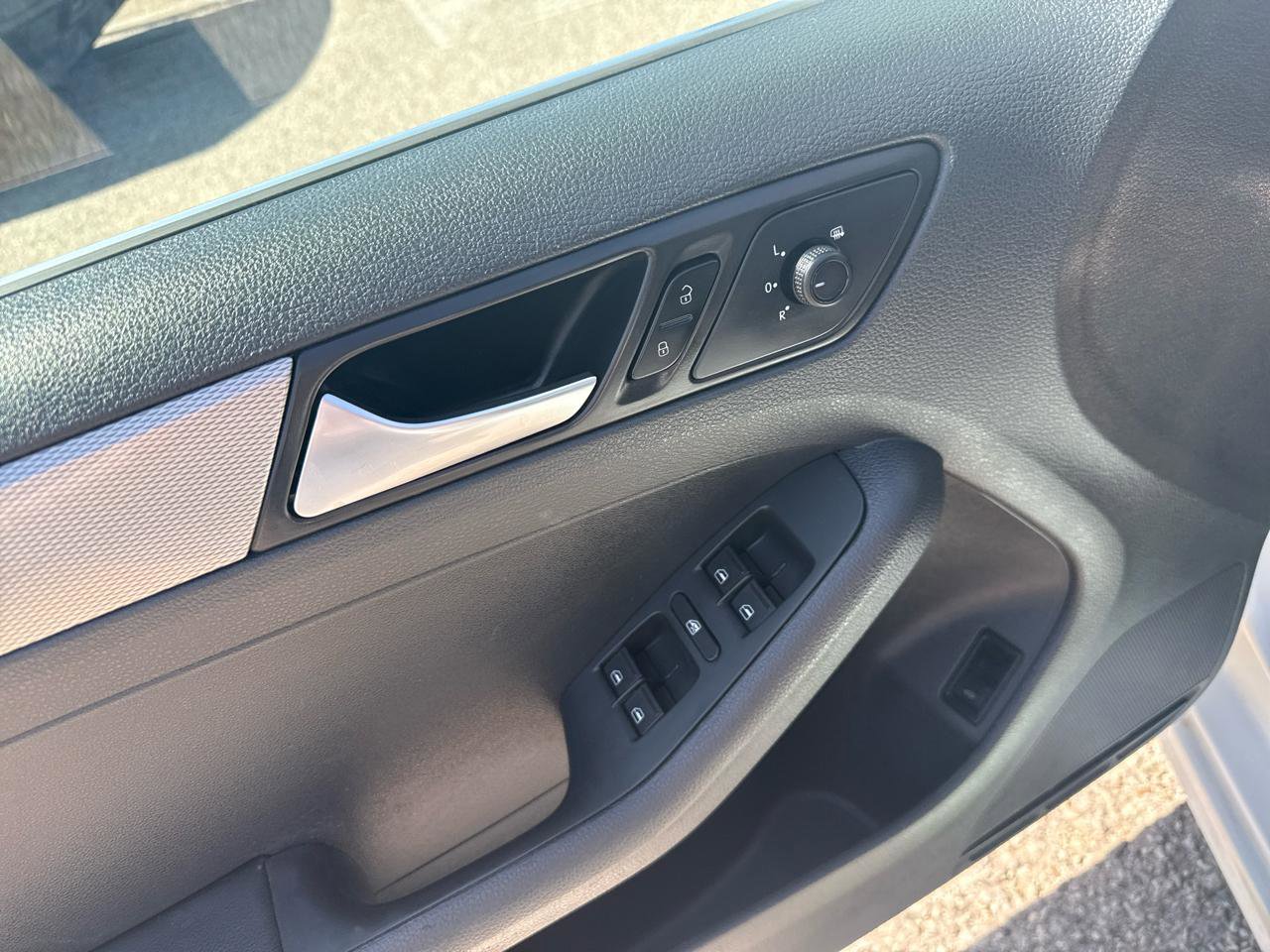 Used 2017 Volkswagen Jetta SE image 12