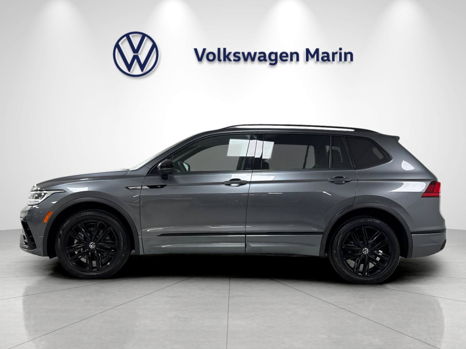 Used 2022 Volkswagen Tiguan SE R-Line FWD image 2