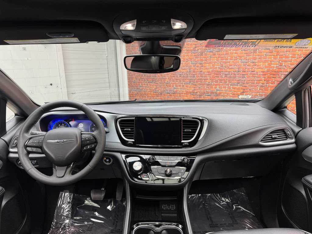 Used 2025 Chrysler Pacifica Limited FWD image 13