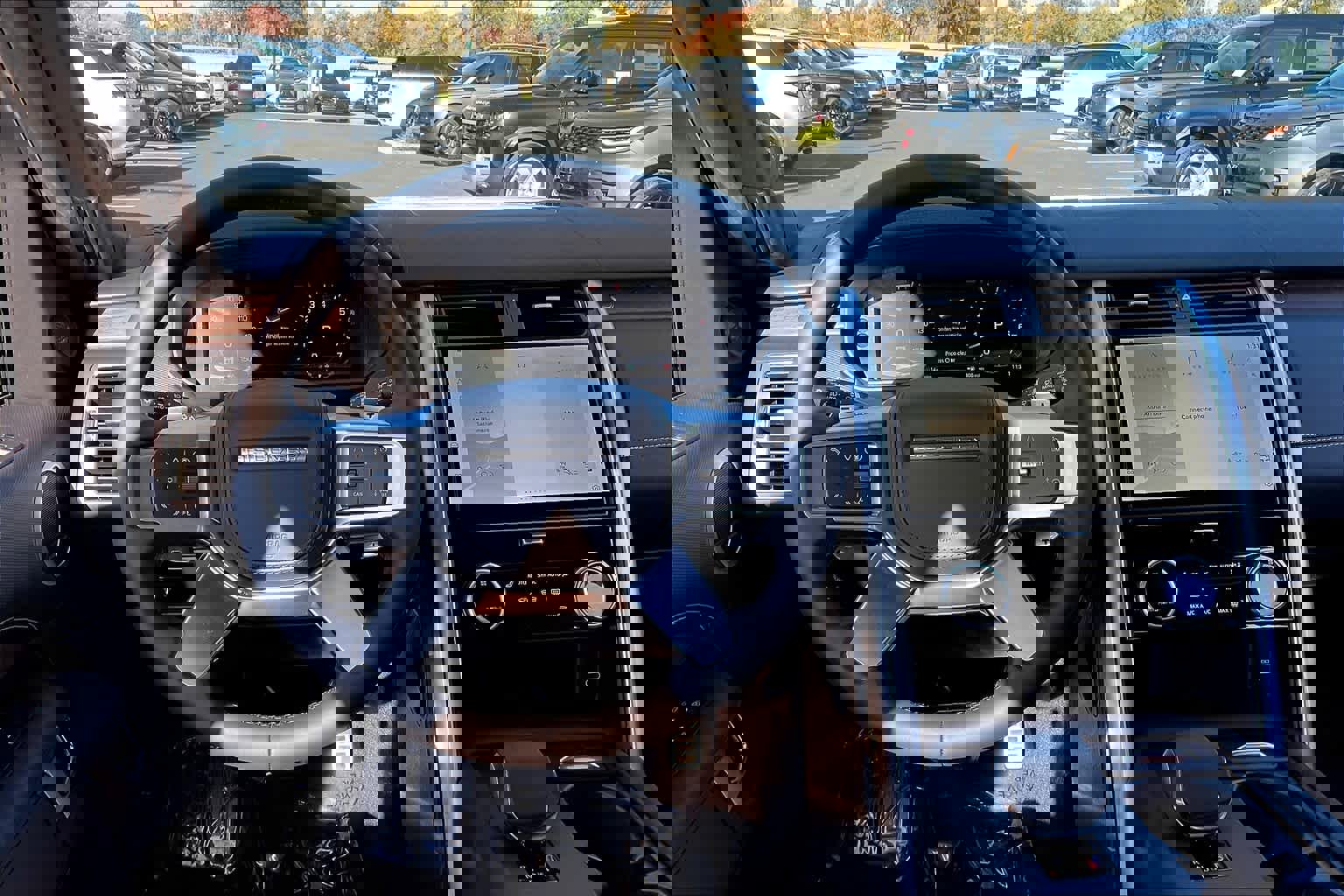 New 2025 Land Rover Discovery Dynamic SE image 15