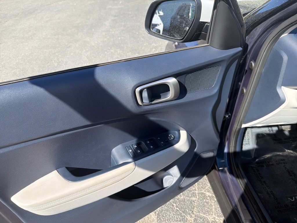 Used 2025 Hyundai Venue Limited FWD image 11