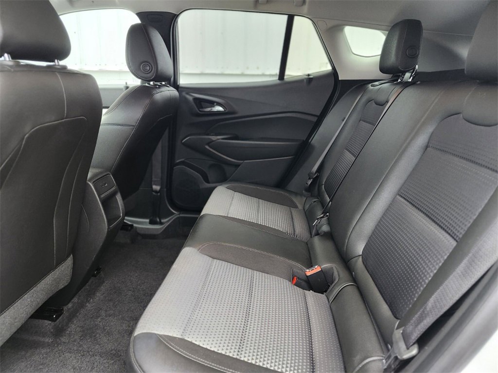Used 2025 Chevrolet Trax LT w/ Sunroof Package image 14