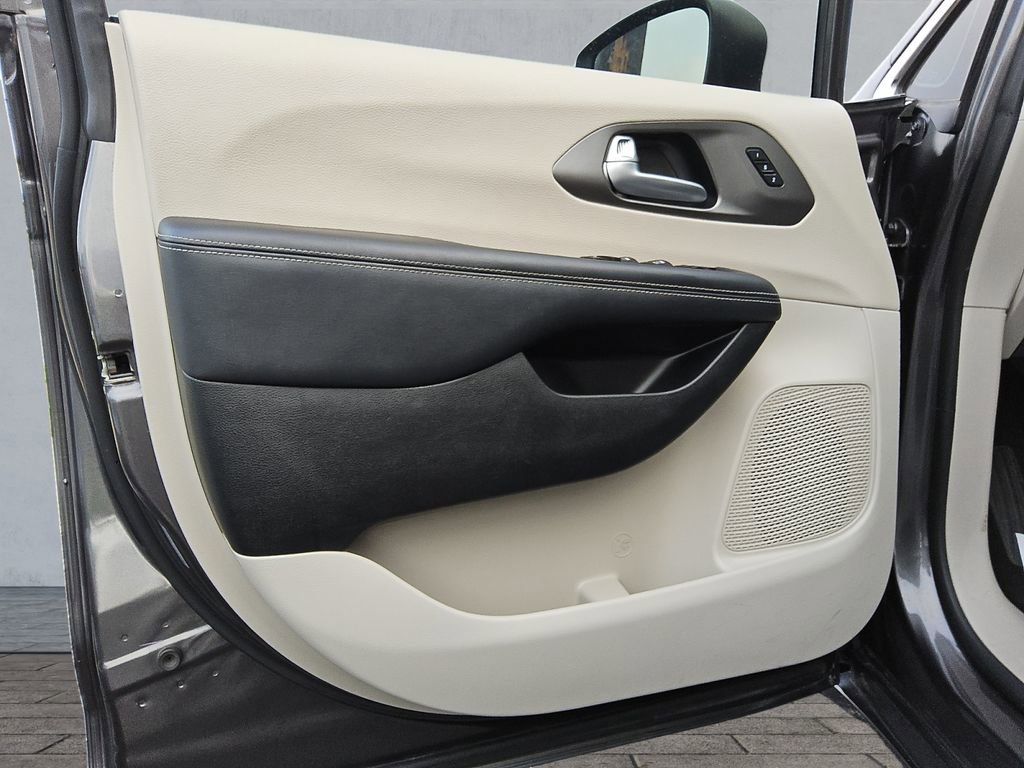 Certified 2023 Chrysler Pacifica Touring-L FWD image 17