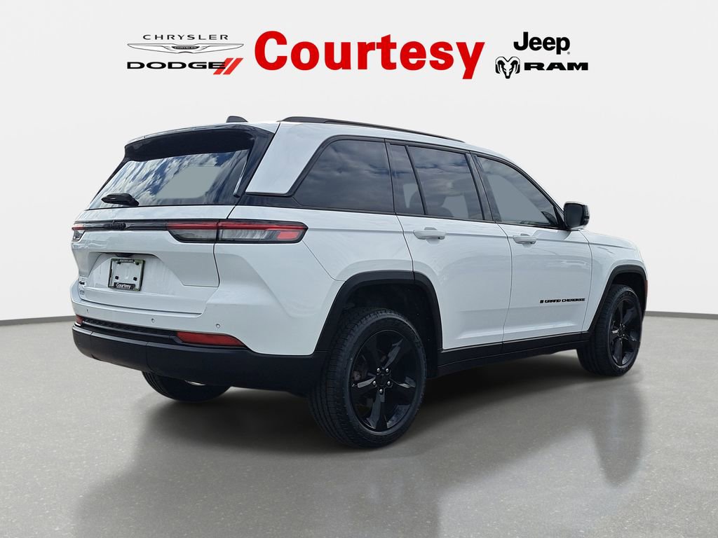 Used 2024 Jeep Grand Cherokee Altitude AWD/4WD image 5