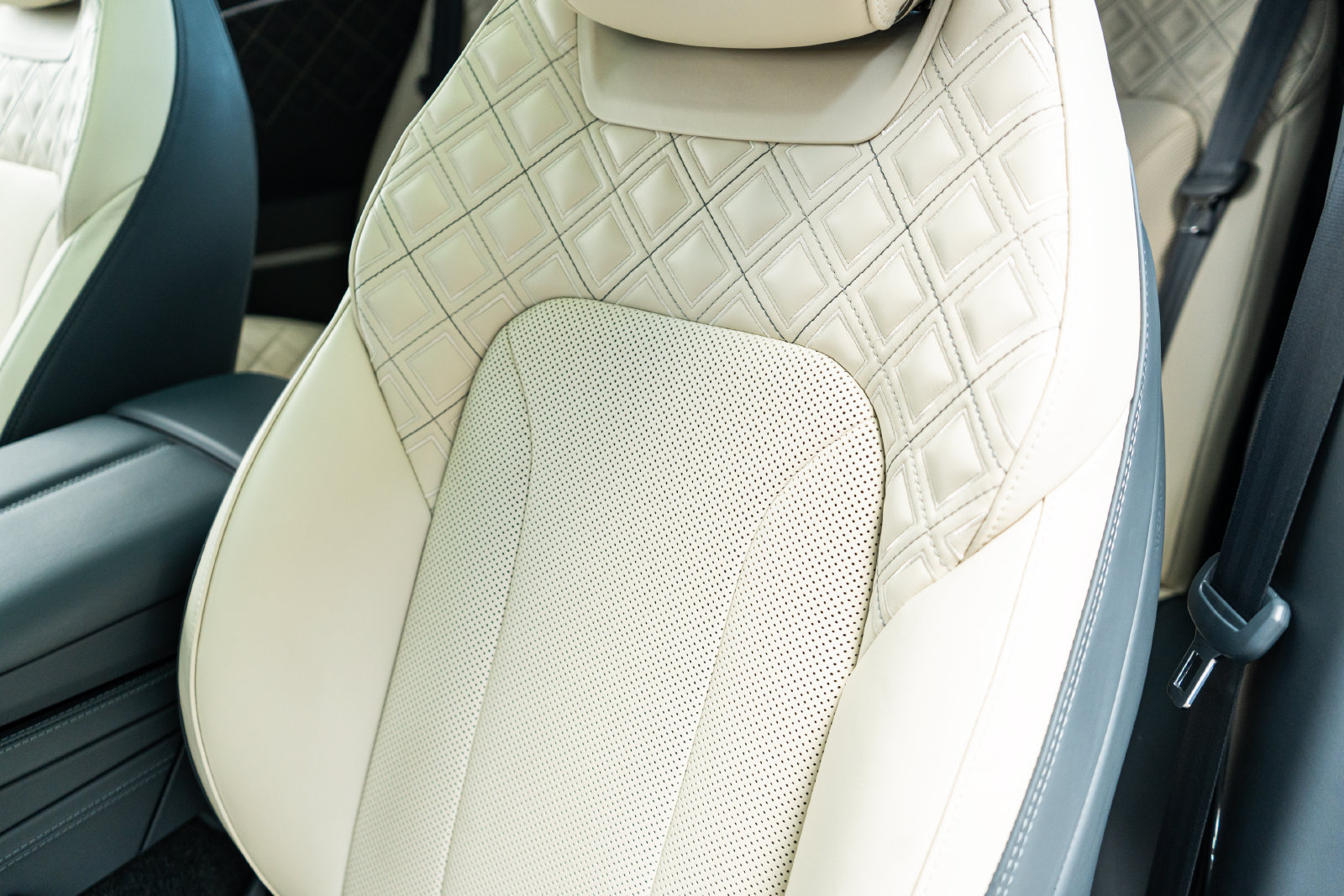 Certified 2023 Bentley Continental GT Mulliner AWD/4WD image 29