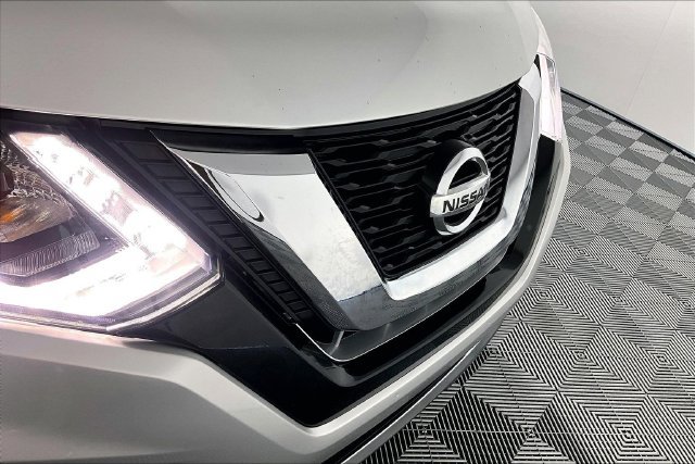 Used 2017 Nissan Rogue SV FWD image 31
