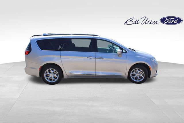 Used 2017 Chrysler Pacifica Touring-L w/ Tire & Wheel Group FWD image 4
