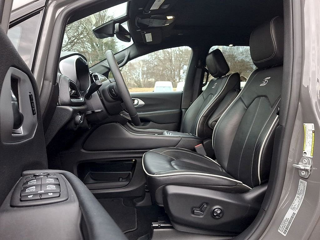 Used 2025 Chrysler Pacifica Limited FWD image 13