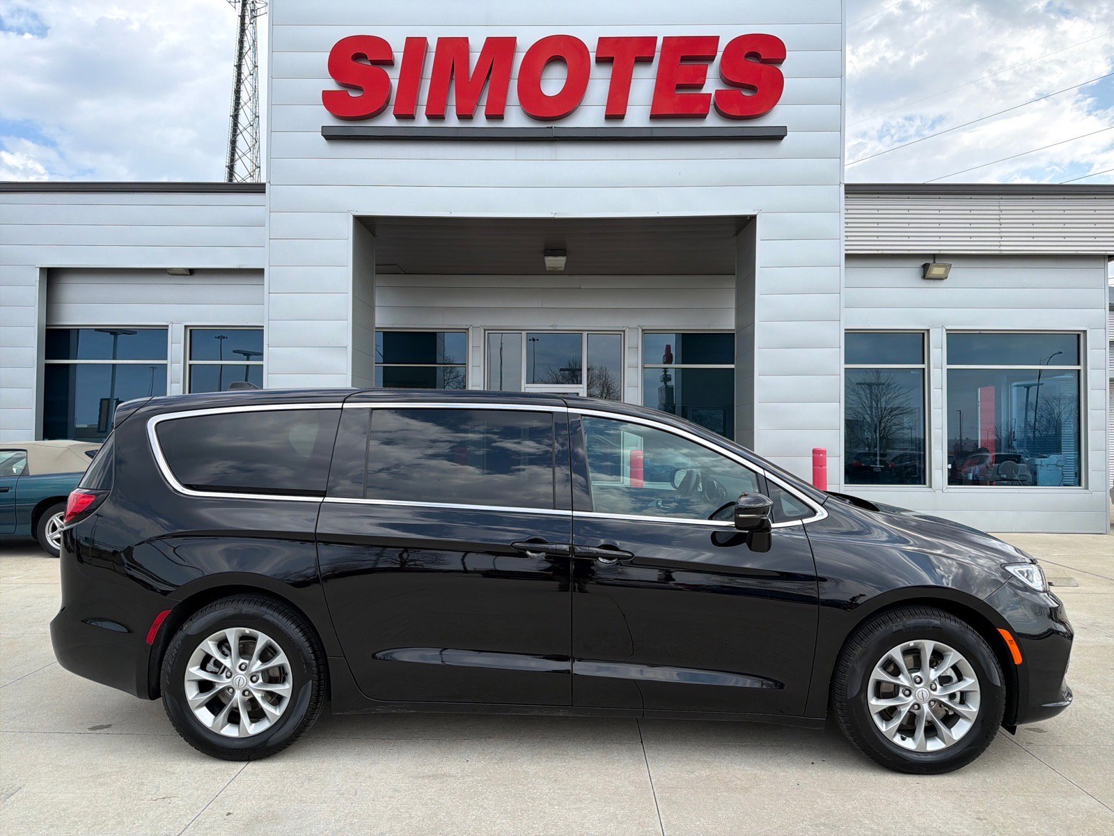 Used 2026 Chrysler Pacifica Limited image 1