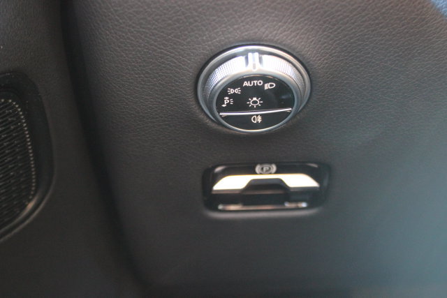 Used 2025 Mercedes-Benz GLC 300 4MATIC image 17