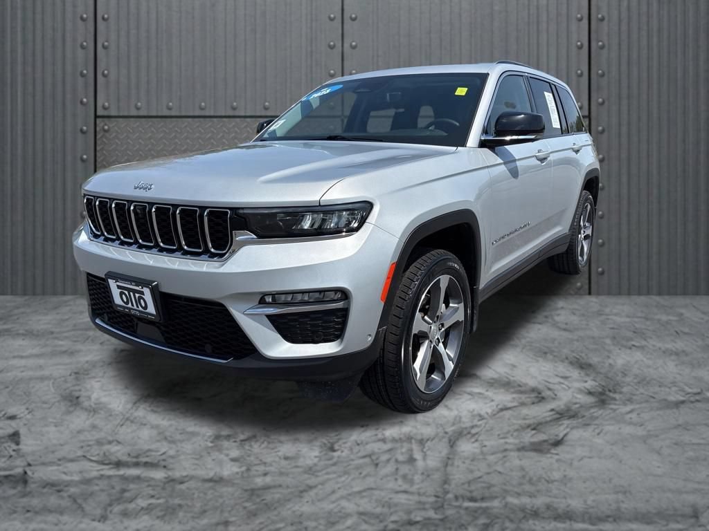 Used 2023 Jeep Grand Cherokee Limited w/ Luxury Tech Group II AWD/4WD image 3