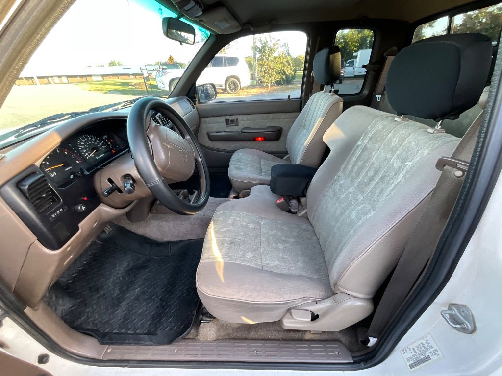 Used 2000 Toyota Tacoma w/ SR5 Package image 11