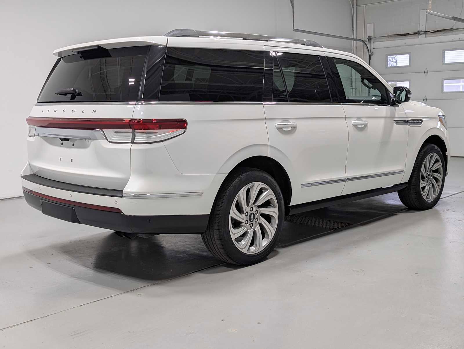 Certified 2023 Lincoln Navigator Reserve AWD/4WD image 8