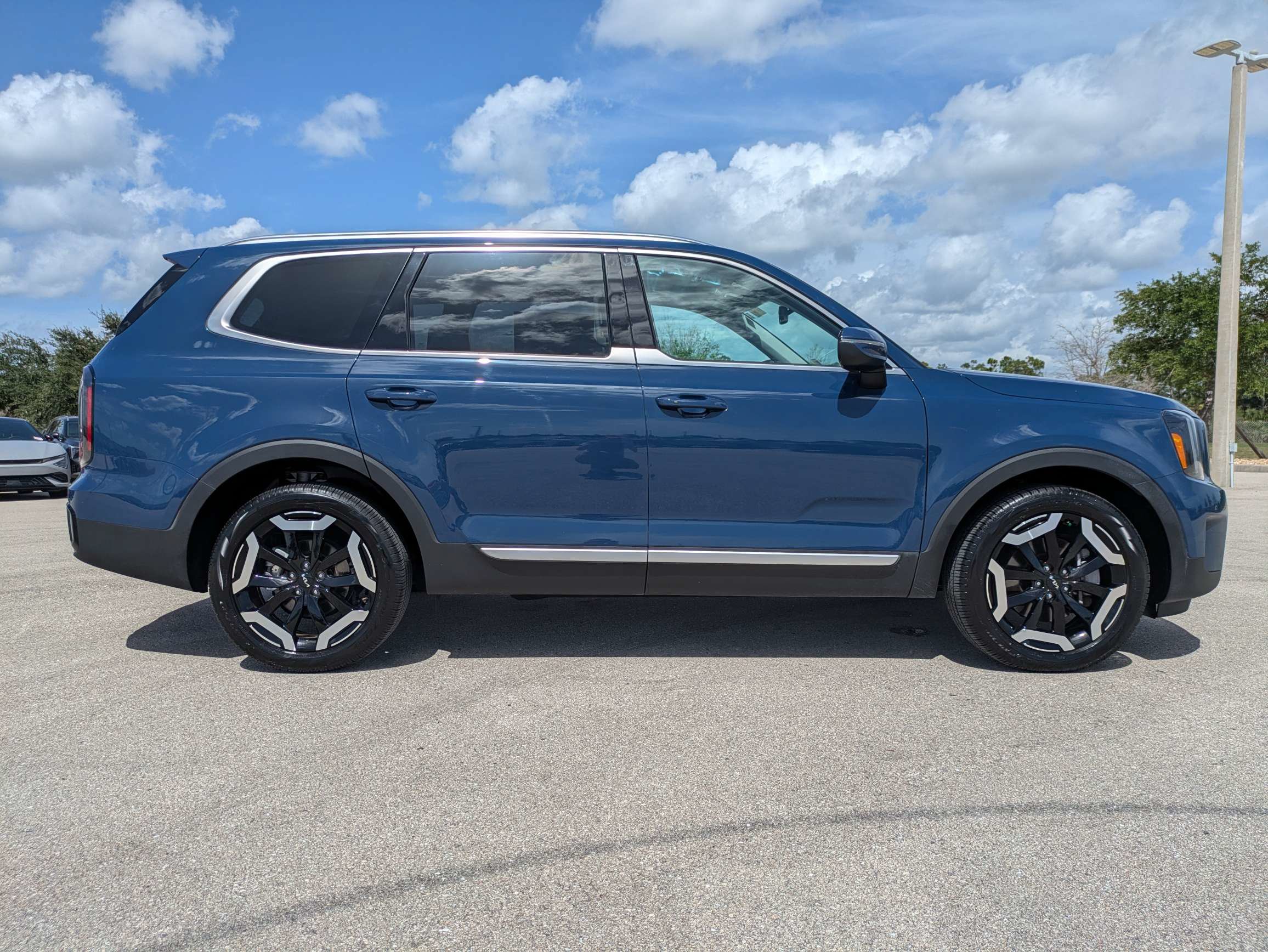 Certified 2025 Kia Telluride EX w/ EX Captain's Chair Package AWD/4WD image 4