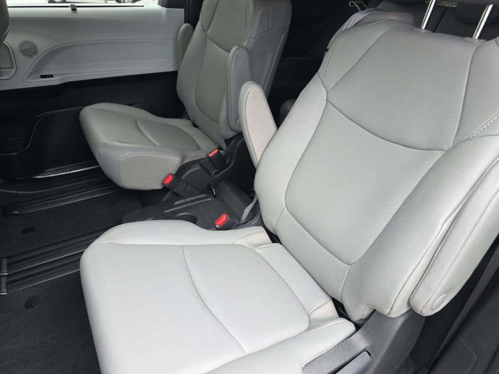 Used 2025 Toyota Sienna XLE image 19