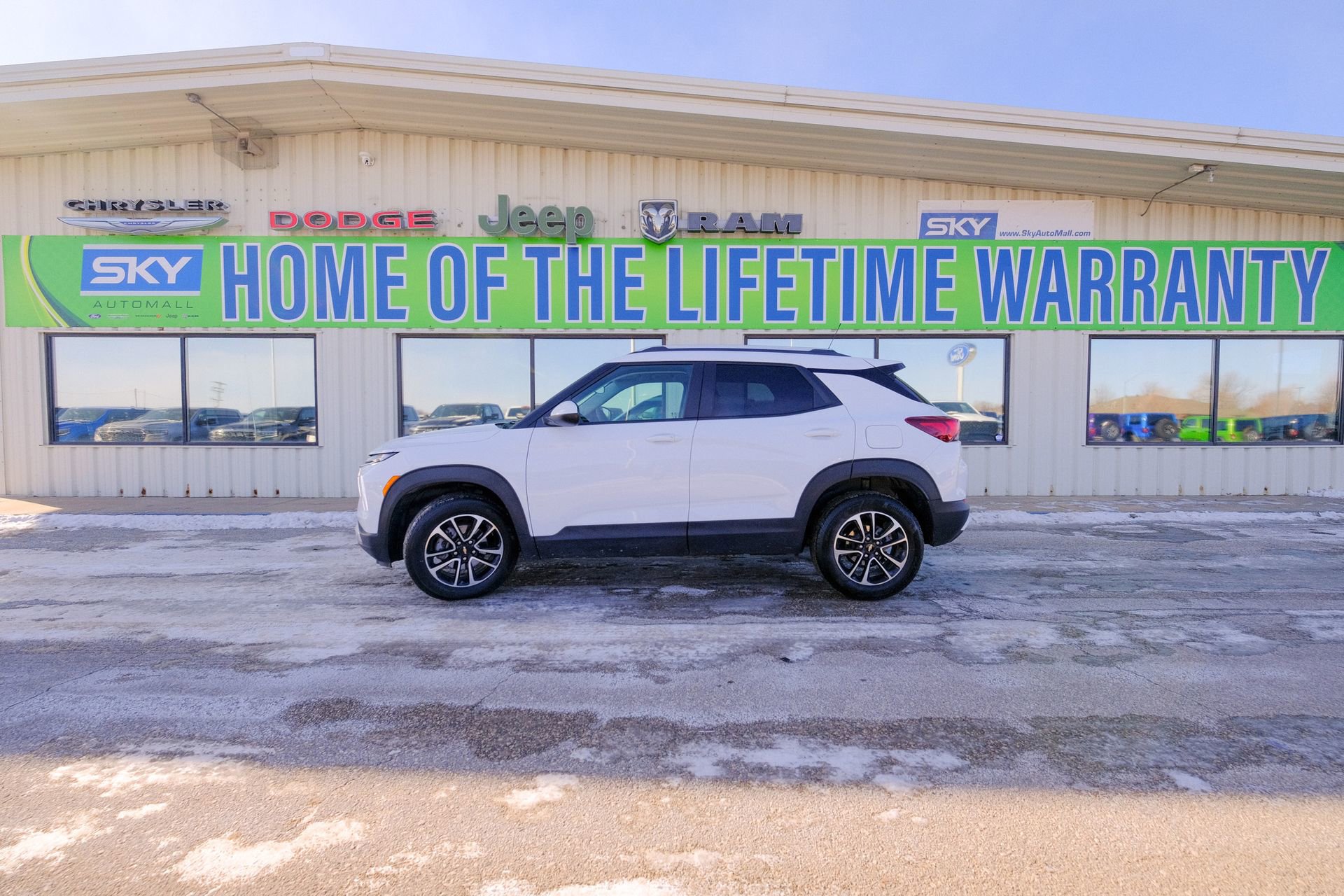 Used 2025 Chevrolet TrailBlazer LT image 3