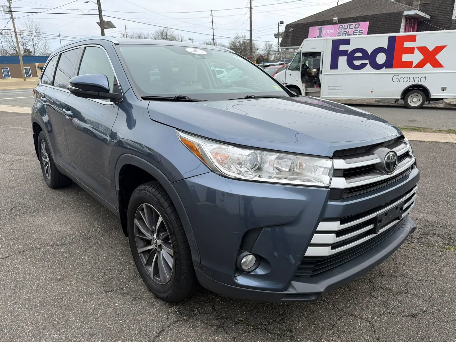 Used 2019 Toyota Highlander XLE AWD/4WD image 3