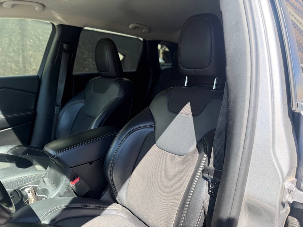 Used 2018 Jeep Cherokee Latitude Plus FWD image 12