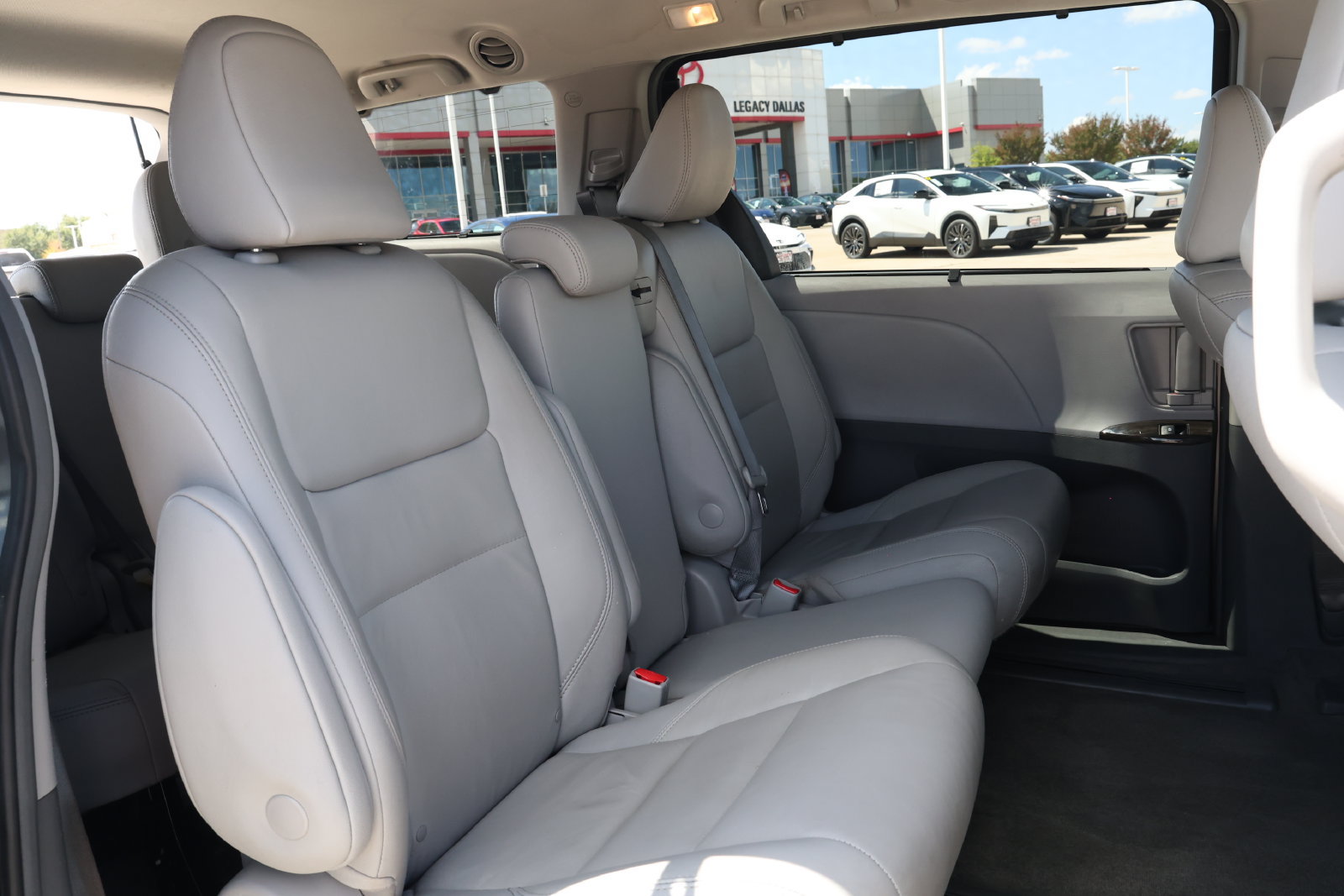 Used 2019 Toyota Sienna XLE FWD image 32