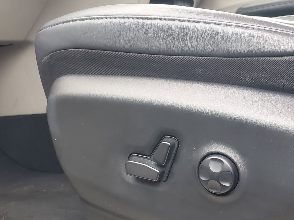 Used 2024 Chrysler Pacifica Touring-L image 17