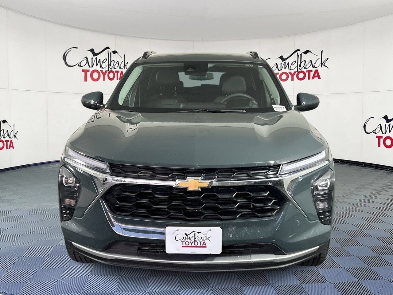 Used 2025 Chevrolet Trax LT FWD image 2