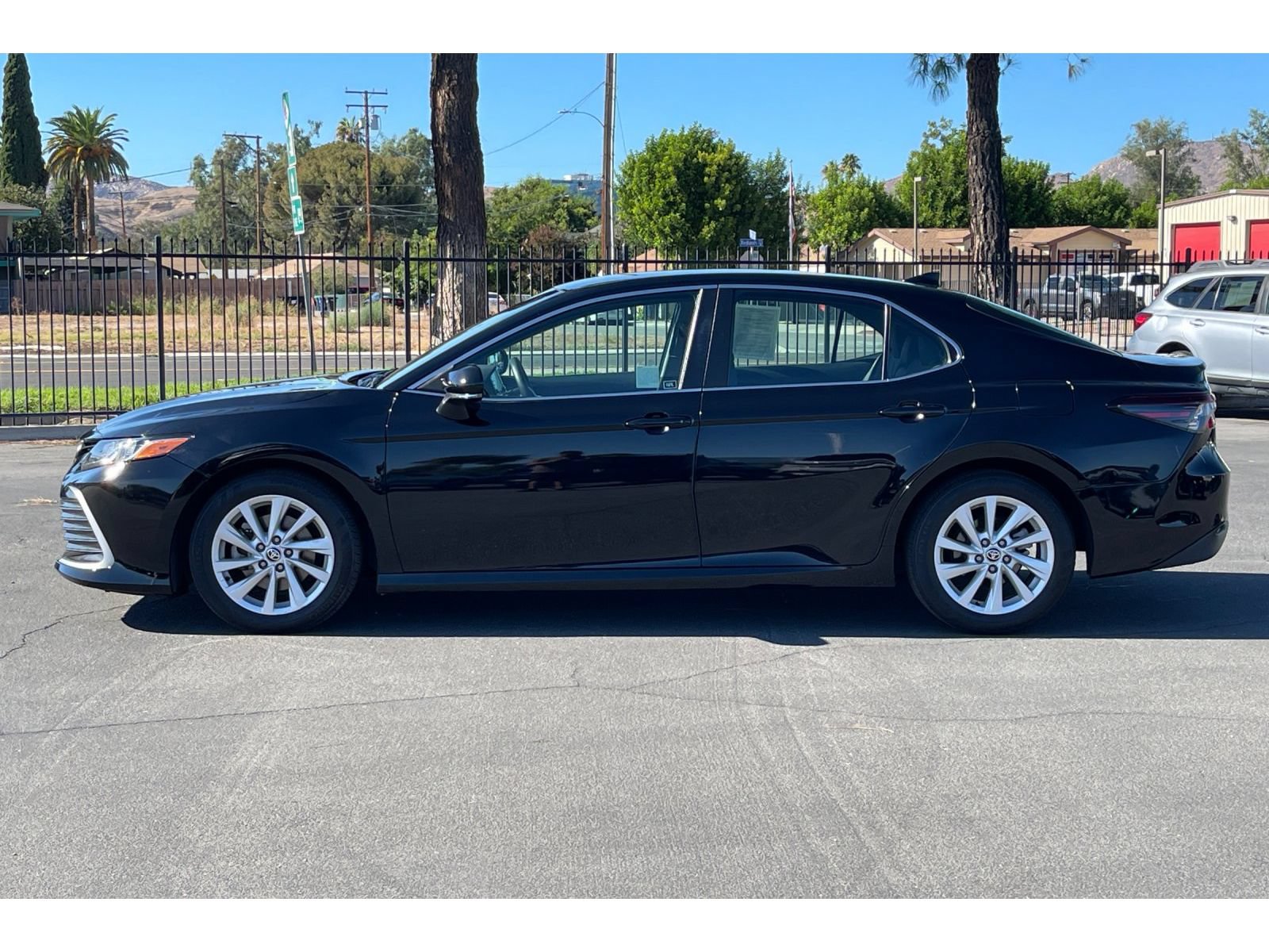 Used 2022 Toyota Camry LE w/ Convenience Package FWD image 2