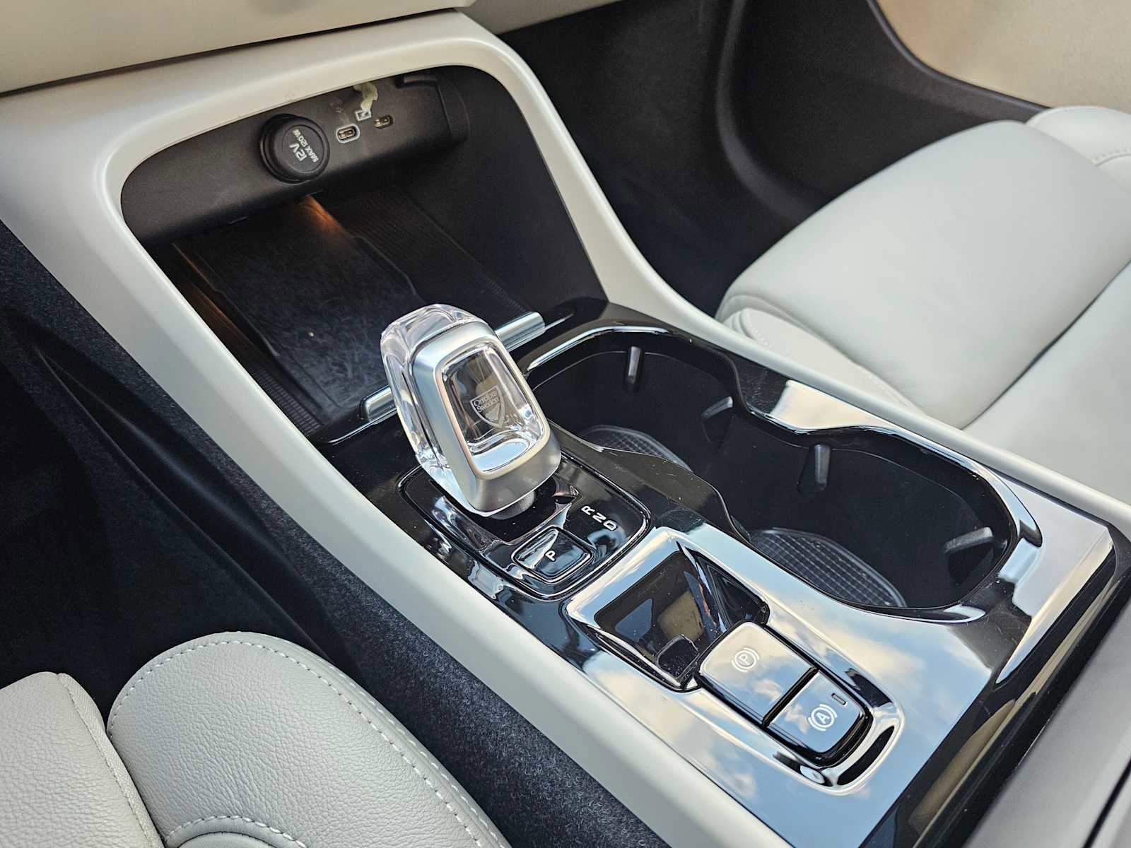 Certified 2024 Volvo XC40 B5 Plus w/ Protection Package Premier image 26