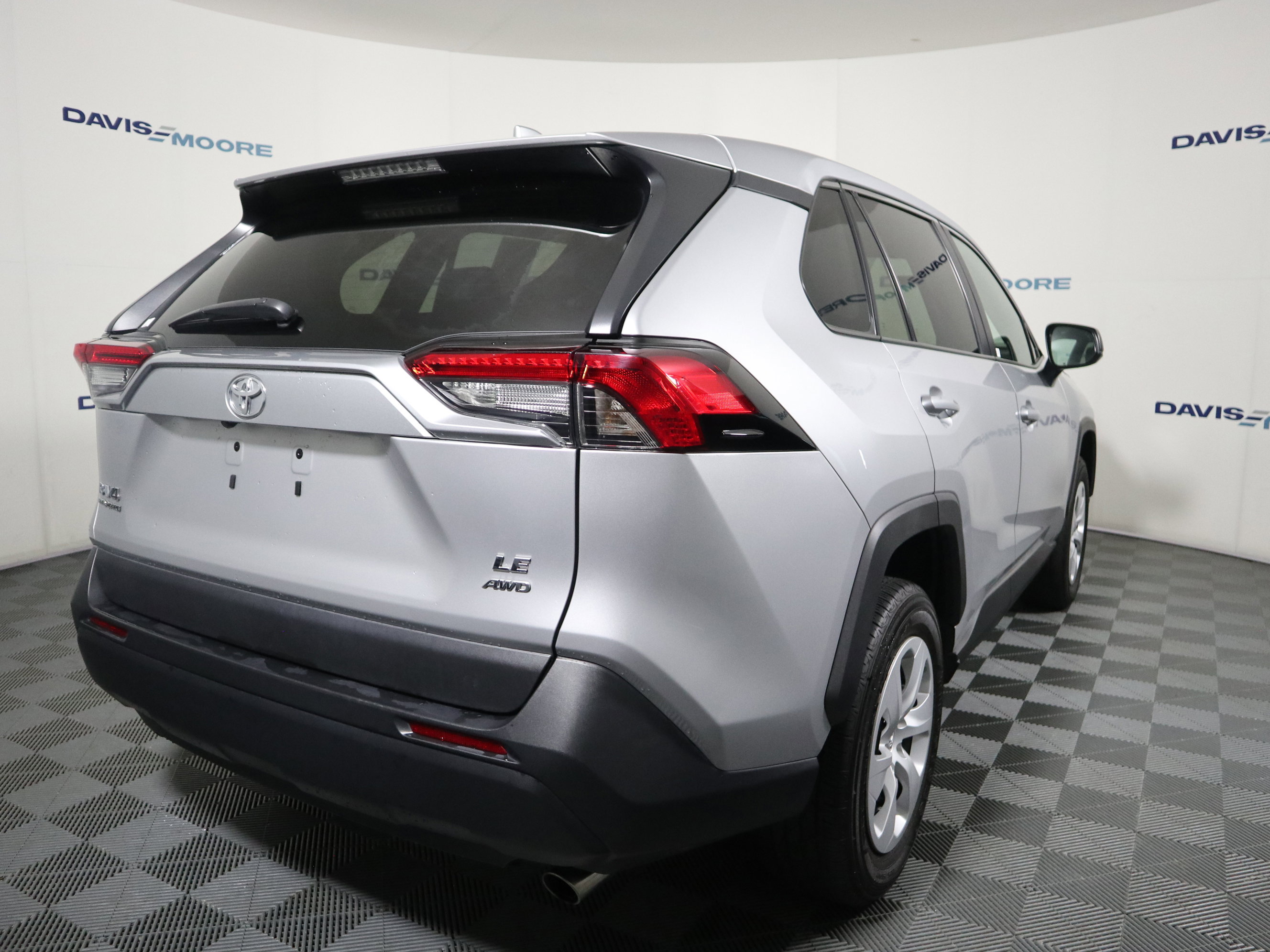 Used 2024 Toyota RAV4 LE AWD/4WD image 5