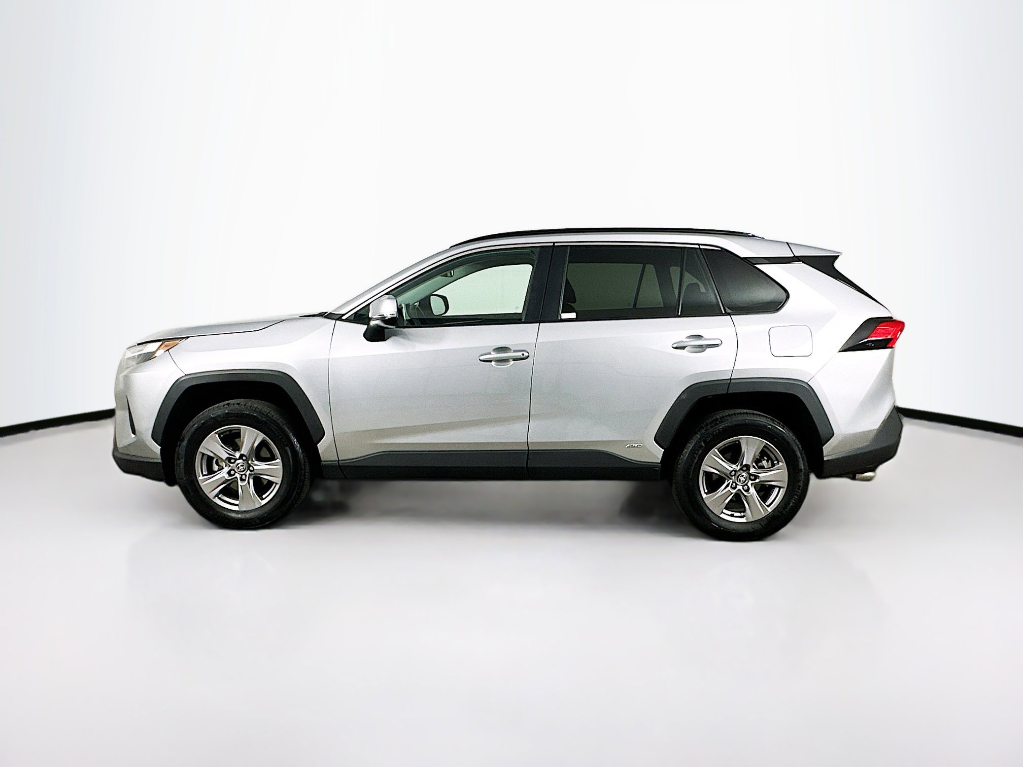 Used 2025 Toyota RAV4 XLE AWD/4WD image 4