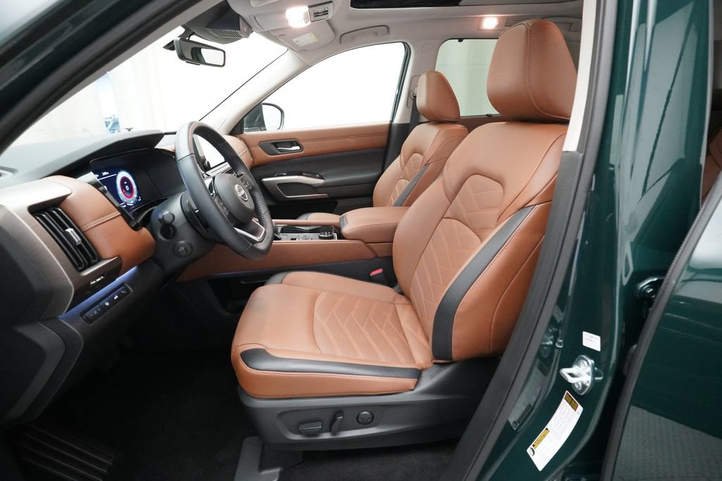 Used 2025 Nissan Pathfinder Platinum AWD/4WD image 7