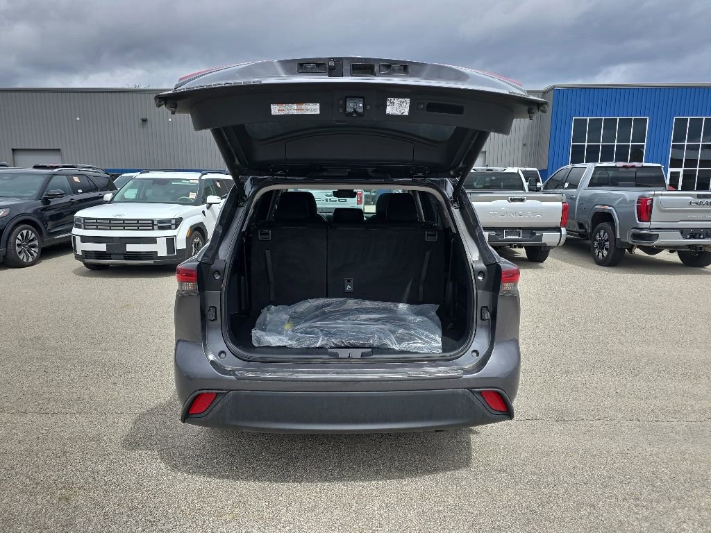 Used 2024 Toyota Highlander XLE AWD/4WD image 5