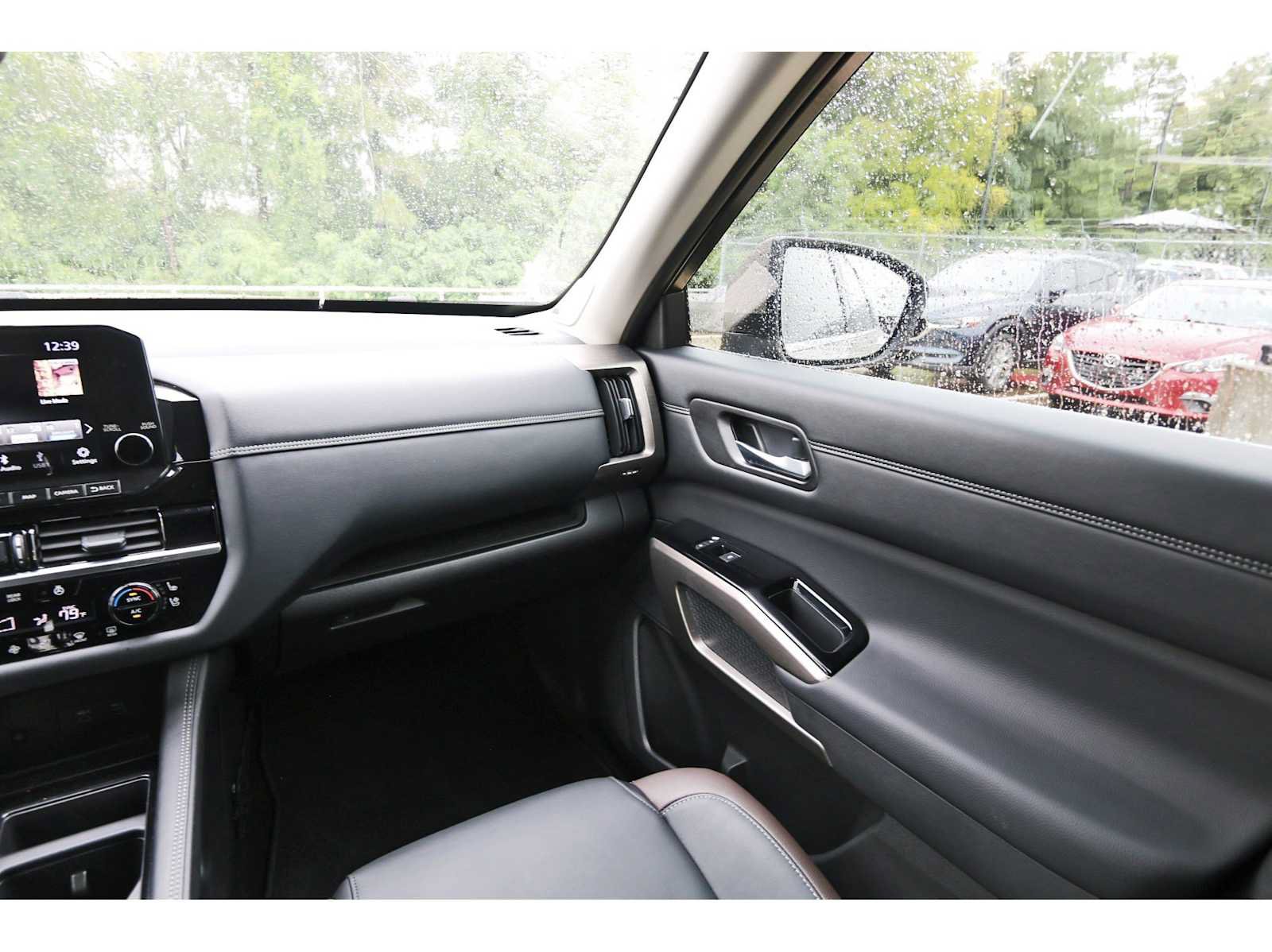 Used 2024 Nissan Pathfinder Platinum FWD image 8