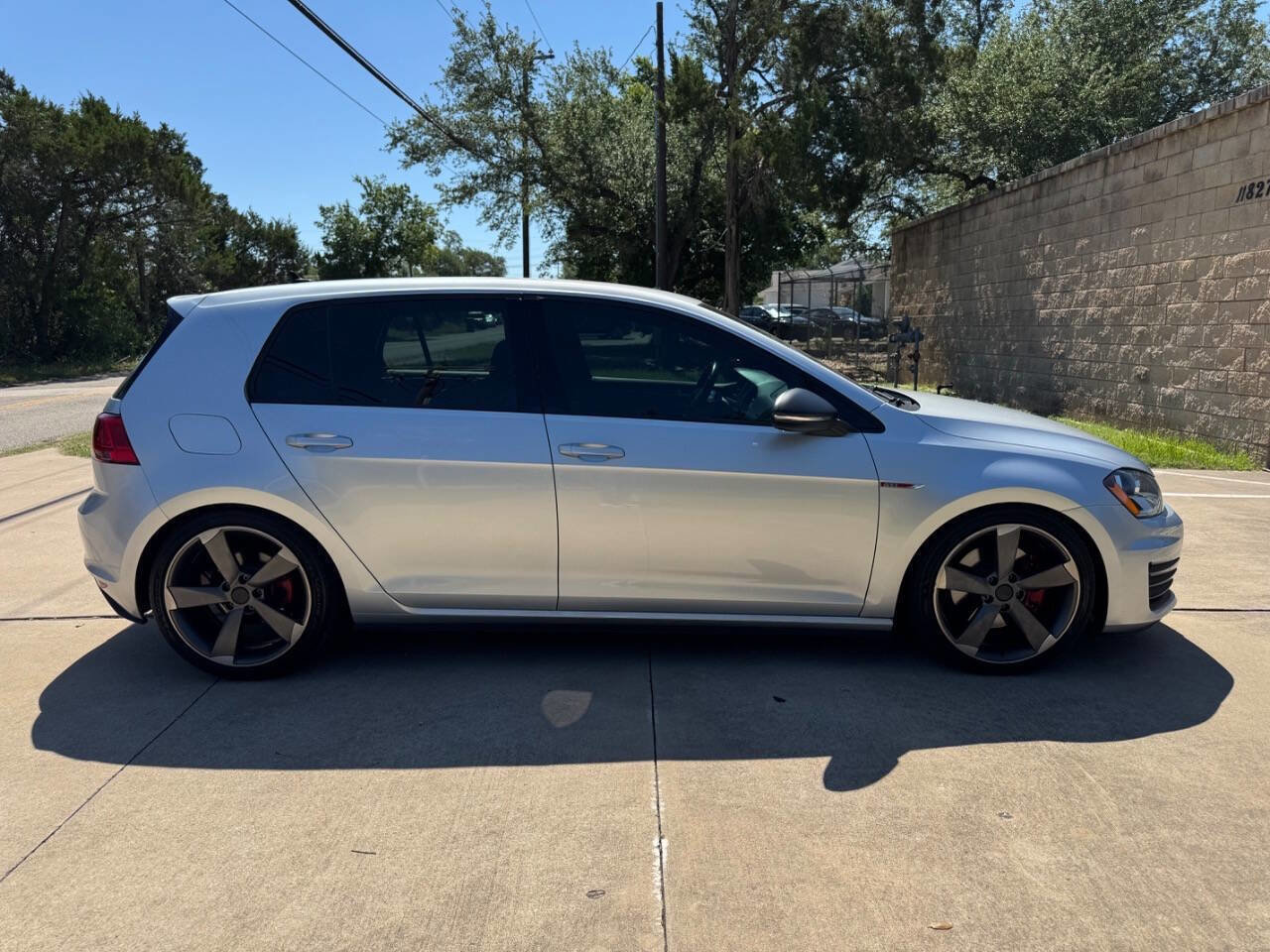 Used 2016 Volkswagen Golf 4-Door FWD image 12