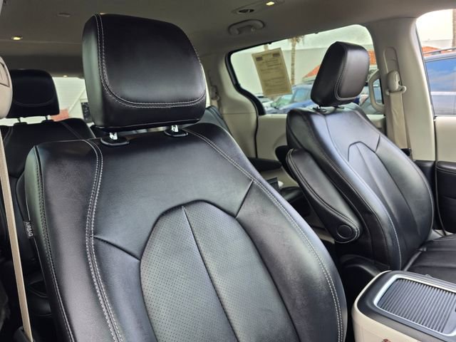 Used 2024 Chrysler Pacifica Touring-L image 11