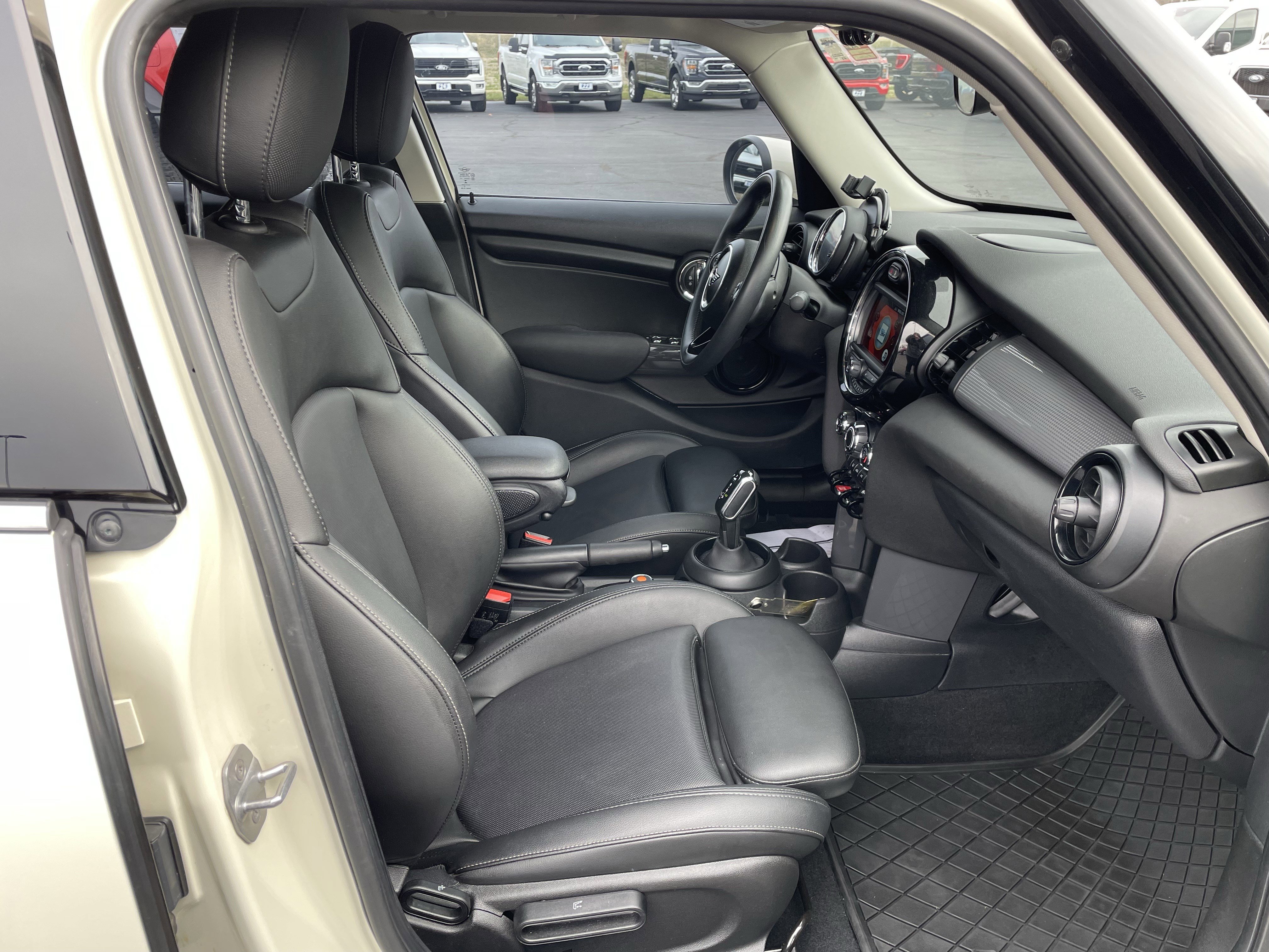 Used 2020 MINI Cooper 4-Door Hardtop w/ Storage Package image 31