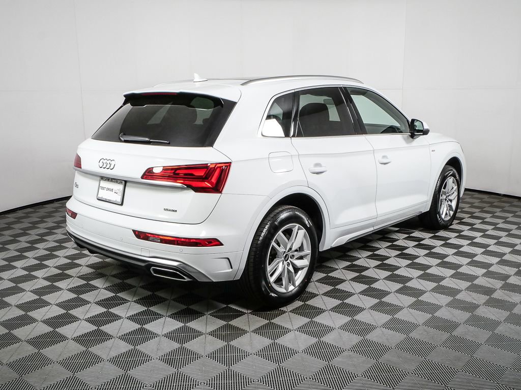 Used 2023 Audi Q5 2.0T Premium w/ Convenience Package image 3