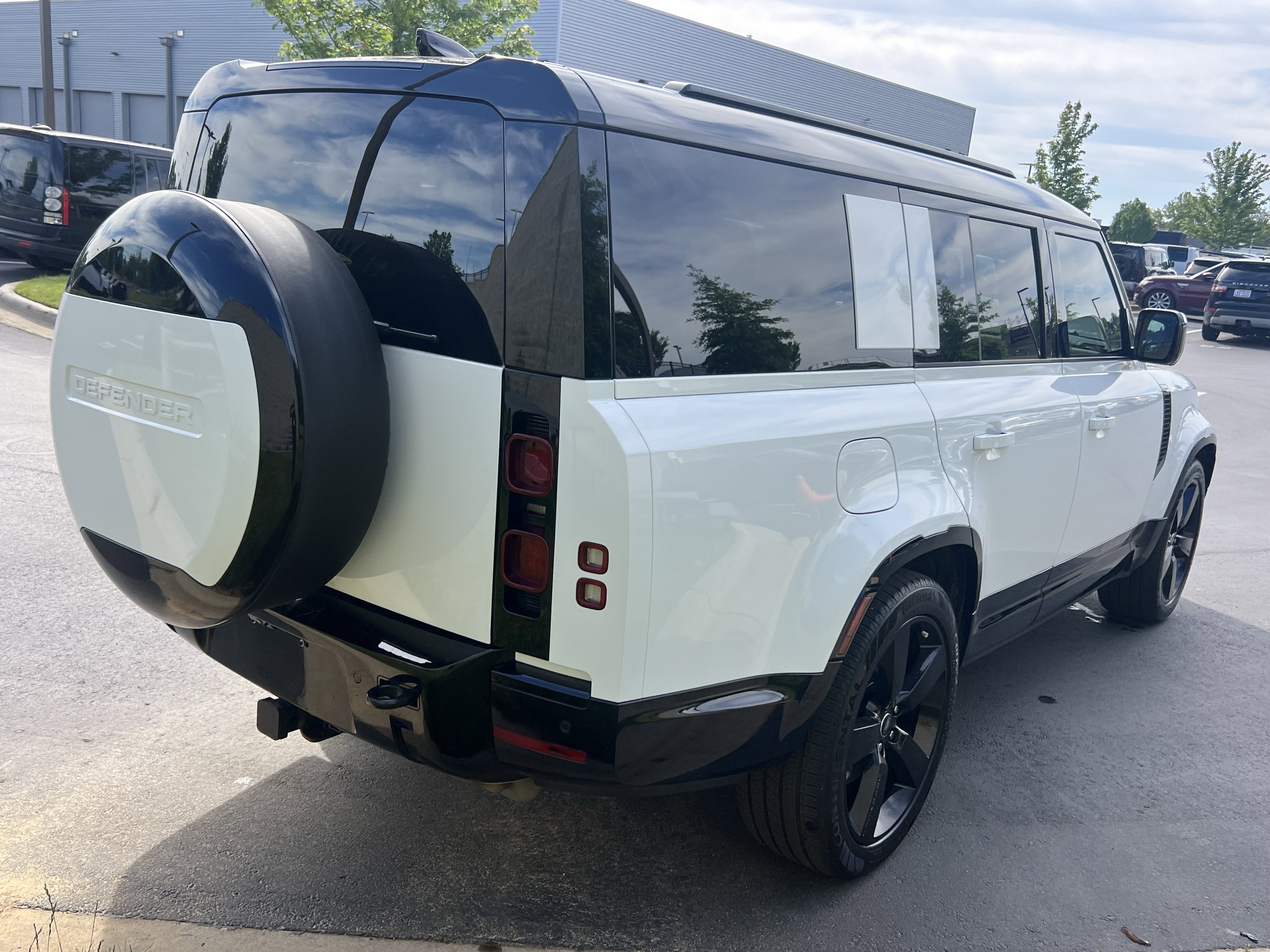 Used 2025 Land Rover Defender 130 X-Dynamic SE AWD/4WD image 8