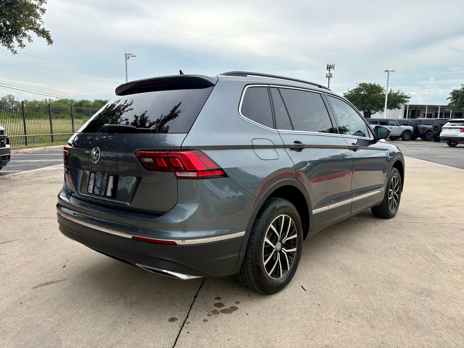 Used 2021 Volkswagen Tiguan SE w/ Panoramic Sunroof Package FWD image 3