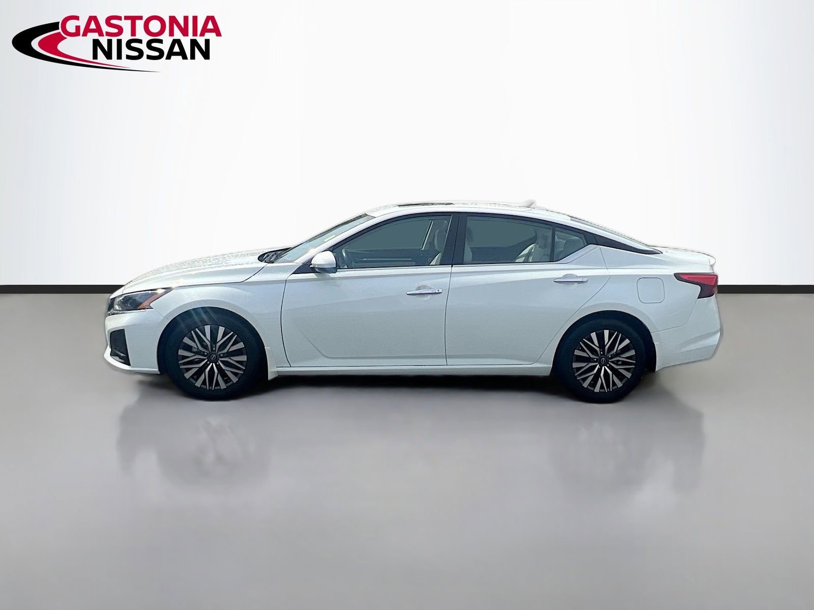 Used 2023 Nissan Altima 2.5 SV w/ SV Premium Package image 5