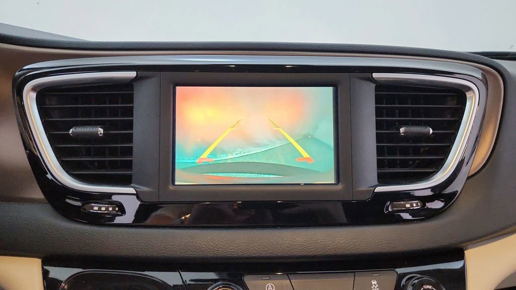 Used 2023 Chrysler Voyager LX image 22