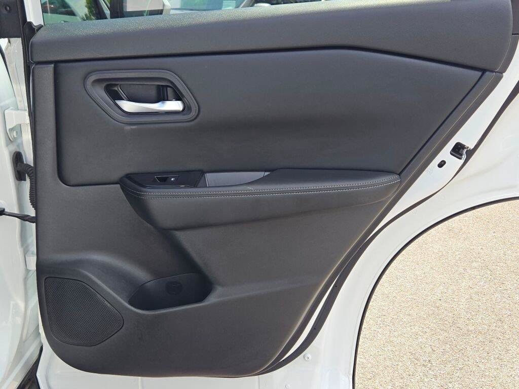 Used 2024 Nissan Rogue SV AWD/4WD image 9