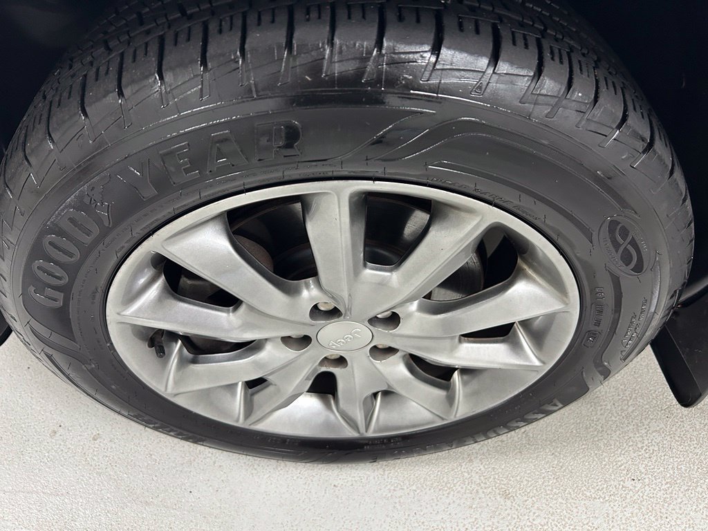 Used 2018 Jeep Cherokee Limited AWD/4WD image 9