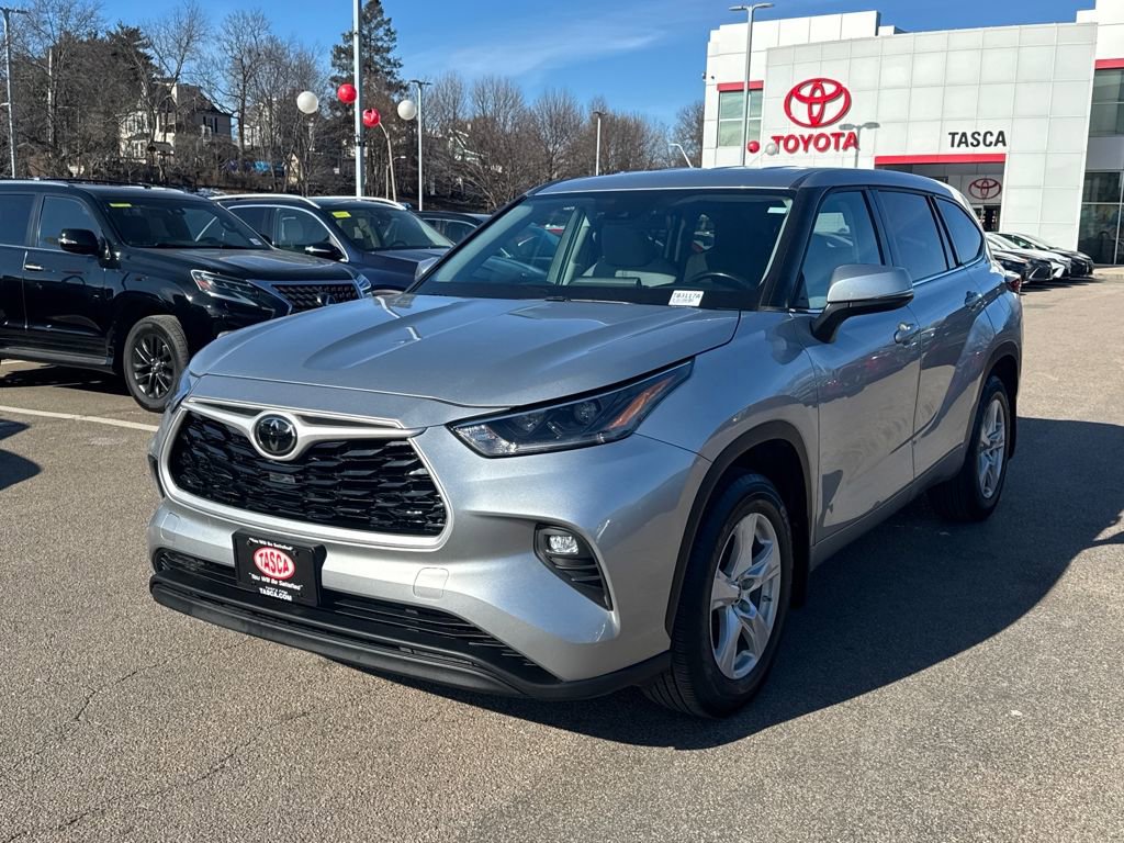 Used 2021 Toyota Highlander LE image 3
