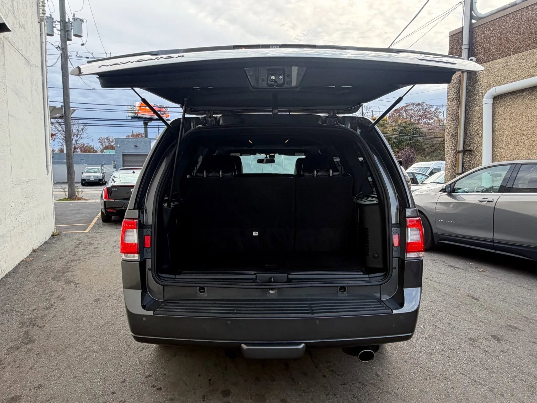 Used 2016 Lincoln Navigator Select image 15