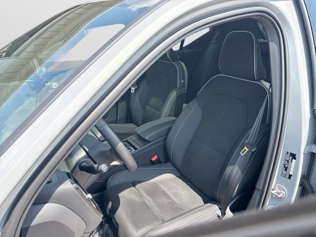 Certified 2025 Volvo XC40 B5 Plus AWD/4WD image 16