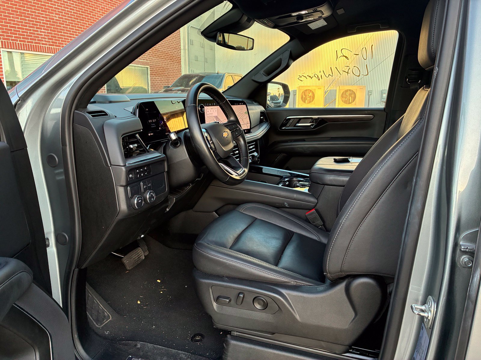 Used 2025 Chevrolet Tahoe LT RWD image 2