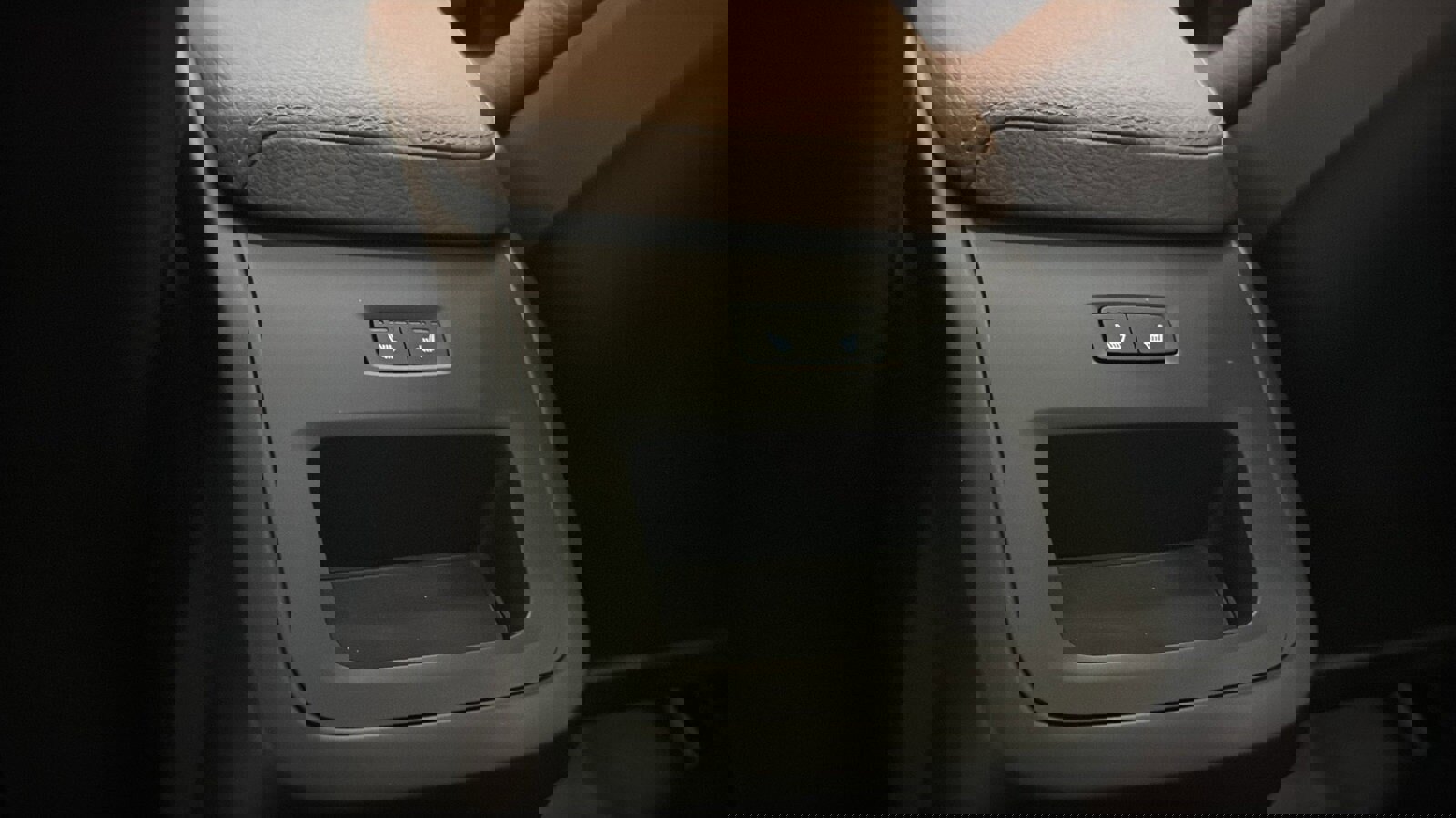 Used 2022 Volvo XC60 T8 Inscription Expression w/ Advanced Package image 28