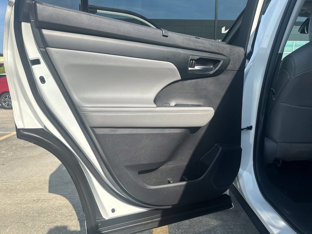 Used 2021 Toyota Highlander XLE FWD image 33